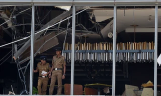 Hiện trường tan hoang sau vụ nổ ở khách sạn Shangri-La Colombo. (Ảnh: SCMP)