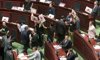 Quang cảnh hỗn loạn trong cuộc họp của cơ quan lập pháp Hong Kong hôm nay. (Ảnh BBC)