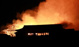 Lâu đài bị lửa nhấn chìm. (Ảnh: Reuters)