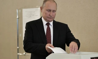 Tổng thống Nga Vladimir Putin đi bỏ phiếu trong cuộc bầu cử cơ quan lập pháp cấp địa phương ở thủ đô Mátxcơva ngày 8/9. (Ảnh: Sputnik)
