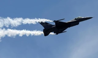 Một máy bay F-16 trình diễn trong ngày độc lập của Pakistan năm 2017. (Ảnh: Getty Images)