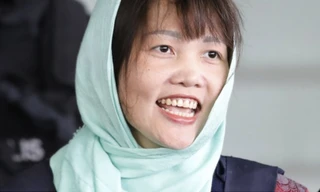 Gương mặt rạng rỡ của Đoàn Thị Hương sau khi rời phòng xử án. (Ảnh: AP0