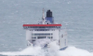 Chiếc tàu chở khách P&O vừa cứu được một người cố bơi qua biển. (Ảnh: Telegraph)