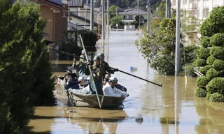 Người dân ở tỉnh Miyagi được lực lượng phòng vệ giải cứu. (Ảnh: Reuters)