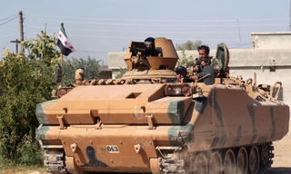 Lực lượng được Thổ Nhĩ Kỳ hậu thuẫn đang tiến vào thị trấn miền đông bắc Syria. (Ảnh: Reuters)