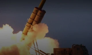 Bệ phóng đa tên lửa mới vừa được Triều Tiên thử nghiệm. (Ảnh cắt từ clip)