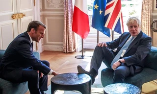Khoảnh khắc ông Johnson gác chân lên bàn khi ngồi cùng Tổng thống Pháp Emmanuel Macron. (ảnh: Huffington Post)