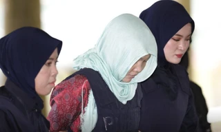 Đoàn Thị Hương ra toà sáng nay. (Ảnh; AP)