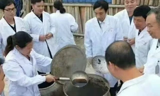 Hình ảnh các bác sĩ chế loại 'nước uống trường sinh' được đưa lên mạng xã hội. (Ảnh: Weibo)