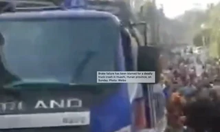 Chiếc xe tải mất phanh lao vào chợ đông người. (Ảnh: SCMP)