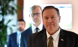 Ngoại trưởng Mỹ Mike Pompeo và phái viên đặc biệt của Mỹ về Iran Brian Hook đến UAE ngày 19/9. (Ảnh: Reuters)