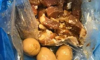 Người phụ nữ Việt Nam bị từ chối nhập cảnh vào Úc vì mang theo thịt lợn và nhiều loại thực phẩm. (Ảnh: Bộ Nông nghiệp Úc)