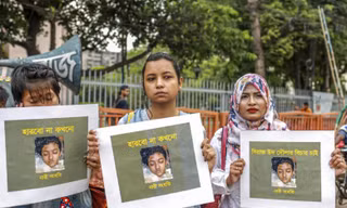 Phụ nữ Bangladesh mang theo ảnh nạn nhân Nusrat Jahan Rafi xuống đường biểu tình đòi công lý. (Ảnh: ST)