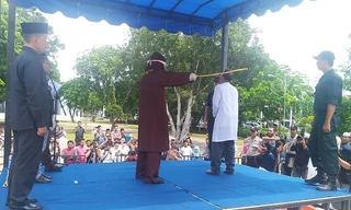 Ông Mukhlis bin Muhamma bị đánh bằng roi ở nơi đông người. (Ảnh: Berna News)