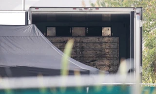 Bên trong chiếc xe tải nơi phát hiện 39 thi thể ở Essex. (Ảnh: The Sun)