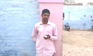 Hình ảnh cắt từ clip mà anh Pawan Kumar cho biết đã tự chặt ngón tay trỏ của mình. 