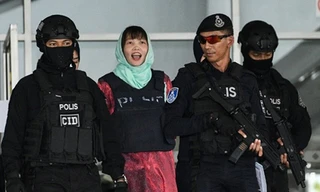 Đoàn Thị Hương sau phiên tòa sáng 1/4. (Ảnh: AP)