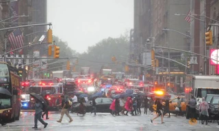 Các xe cứu hoả vây kín hiện trường