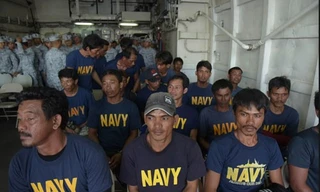 Nhóm ngư dân Philippines được cứu sau khi tàu cá của họ bị tàu Trung Quốc đâm rồi bỏ mặc. (Ảnh: Philstar)