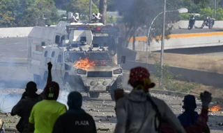 Phe biểu tình phản đối chính phủ đối đầu với lực lượng an ninh Venezuela. (Ảnh: JIJI)