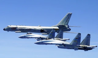 Hai chiếc Su-35 và một máy bay ném bom H-6K của Trung Quốc bay gần Đài Loan. (Ảnh: AP)