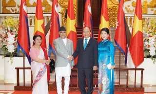 Thủ tướng Nguyễn Xuân Phúc cùng Phu nhân đón Thủ tướng Nepal và Phu nhân. (Ảnh: Như Ý)