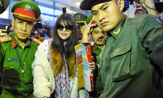 Đoàn Thị Hương khi về đến sân bay Nội Bài. (Ảnh: VNE)