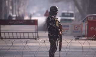 Một cảnh sát Ấn Độ đang đứng gác ở ở Srinagar. (Ảnh: Reuters)