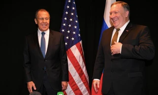 Ngoại trưởng Nga Sergei Lavrov (trái) và người đồng cấp Mỹ Mike Pompeo tại cuộc gặp. (Ảnh: Reuters)