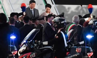 Chủ tịch Trung Quốc Tập Cận Bình và Phu Nhân khi đến Rome hôm 21/3. (Ảnh: CNN)