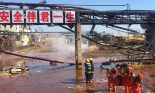 Hiện trường tan hoang của nhà máy hoá chất sau khi xảy ra vụ nổ. (Ảnh: SCMP)