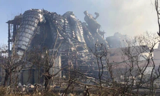 Vụ nổ khiến nhà máy bị thiêu rụi. (Ảnh: SCMP)