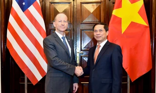 Trợ lý ngoại trưởng Mỹ David Stilwell và Thứ trưởng Ngoại giao Bùi Thanh Sơn. (Ảnh: Mofa)
