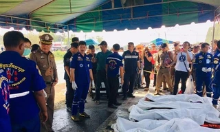 Thi thể các nạn nhân vụ tai nạn. Ảnh: TTXVN