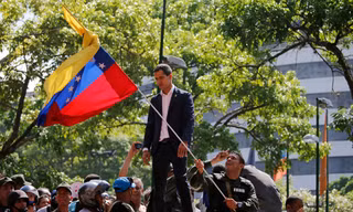 Tổng thống tự phong Juan Guaido kêu gọi phe ủng hộ trong cuộc xuống đường hôm 29/4. (Ảnh: AP)