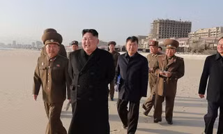 Chủ tịch Triều Tiên Kim Jong Un trong một chuyến thị sát khu du lịch bãi biển Wonsan-Kalma. (Ảnh: Reuters)