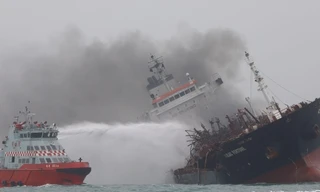 Hiện trường vụ cháy tàu. (Ảnh: SCMP)