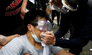 Người biểu tình giúp nhau trong lúc đối đầu với cảnh sát. (Ảnh: Reuters)