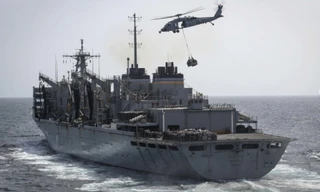 Một chiếc trực thăng MH-60S Sea Hawk vận chuyển hàng từ tàu sân bay USS Abraham Lincoln trên biển Ả-rập. (Ảnh do Hải quân Mỹ cung cấp)