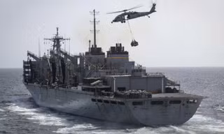 Một chiếc trực thăng MH-60S Sea Hawk vận chuyển hàng từ tàu sân bay USS Abraham Lincoln trên biển Ả-rập. (Ảnh do Hải quân Mỹ cung cấp)