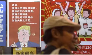 Một poster ở Quảng Châu có hình ông Trump kèm theo câu nói rằng tất cả khách hàng Mỹ sẽ bị đánh thuế 25% sau khi Mỹ tăng thuế lên hàng Trung Quốc. (Ảnh: AP)