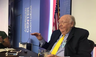 GS Peter Bergerson tại buổi nói chuyện. (Ảnh: Bình Giang)