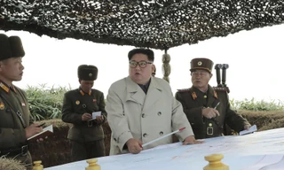 Ông Kim Jong Un đi kiểm tra đơn vị trên đảo Changrin. (Ảnh: KCNA)