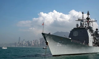 Trung Quốc vừa cấm cửa tác tàu chiến và máy bay Mỹ thăm Hong Kong. (Ảnh: Bloomberg)