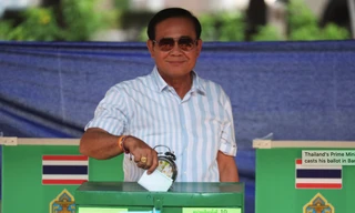 Thủ tướng Prayuth Chan-ocha đi bỏ phiếu. (Ảnh: Reuters)