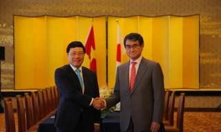 Phó Thủ tướng Phạm Bình Minh và Bộ trưởng Ngoại giao Nhật Bản Taro Kono trong cuộc gặp tại Tokyo. (Ảnh: BNG)