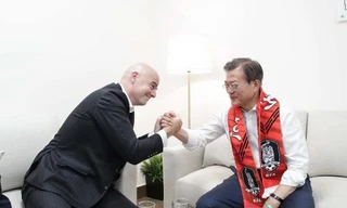 Chủ tịch FIFA Gianni Infantino vật tay với Tổng thống Hàn Quốc Moon Jae-in tại Nga sau khi xem một trận đấu giữ đội Hàn Quốc và Mexico tại World Cup 2018. (Ảnh: Yonhap)