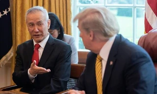 Tổng thống Mỹ Donald Trump gặp Phó Thủ tướng Trung Quốc Lưu Hạc trong Nhà Trắng hôm 11/10. (Ảnh: Reuters)