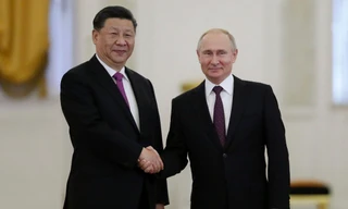 Tổng thống Nga Vladimir Putin và Chủ tịch Trung Quốc Tập Cận Bình tại cuộc gặp ngày 5/6 ở Mátxcơva. (Ảnh: Xinhua)