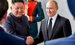 Tổng thống Nga Vladimir Putin và Chủ tịch Triều Tiên Kim Jong Un gặp nhau. (Ảnh: Itar Tass)